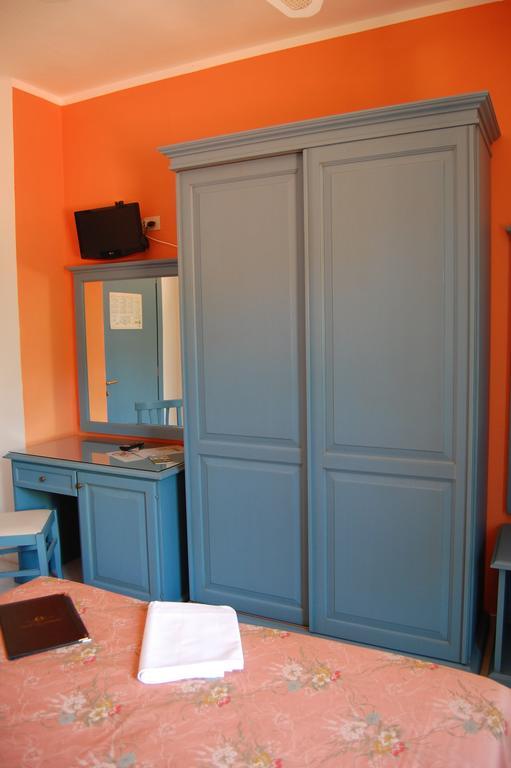 Hotel Villa Ombrosa Portoferraio Oda fotoğraf