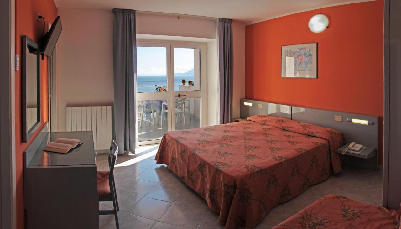 Hotel Villa Ombrosa Portoferraio Oda fotoğraf